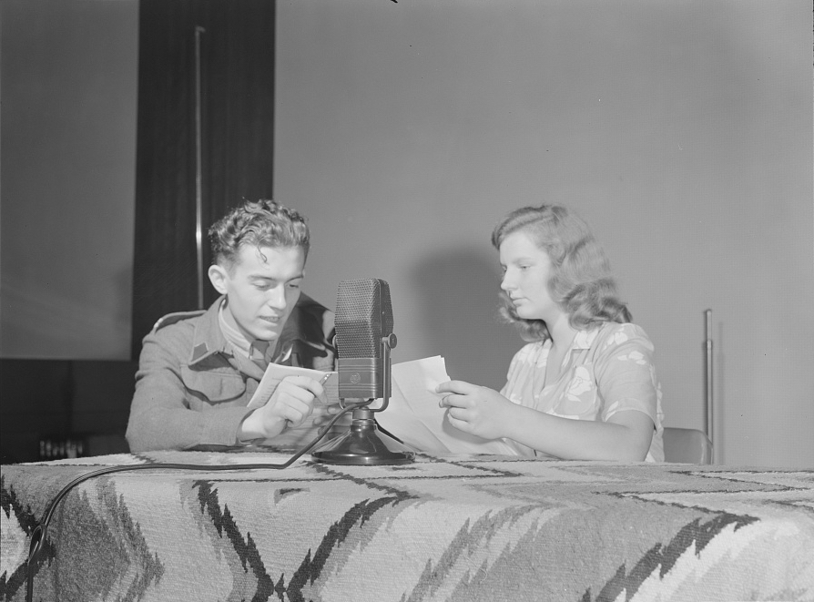 polish_students_recording_owi_voa_broadcast_1942_894