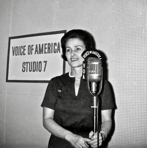 Zofia Korbońska at a Voice of America microphone in Studio 7, probably in New York or Washington, late 1940s or 1950s. Photo from the Marek Walicki archive.
